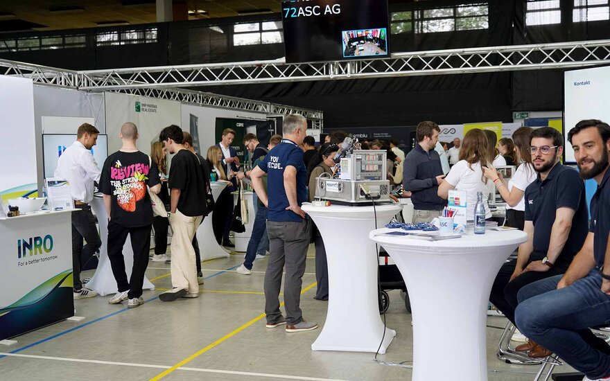 Die Halle der Campus Careers ist mit vilene verschiednene Ständen zu sehen.