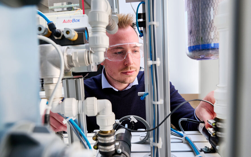 Ein Student an der MPS-Station im Labor für Simulation, Steuerung und Regelung.