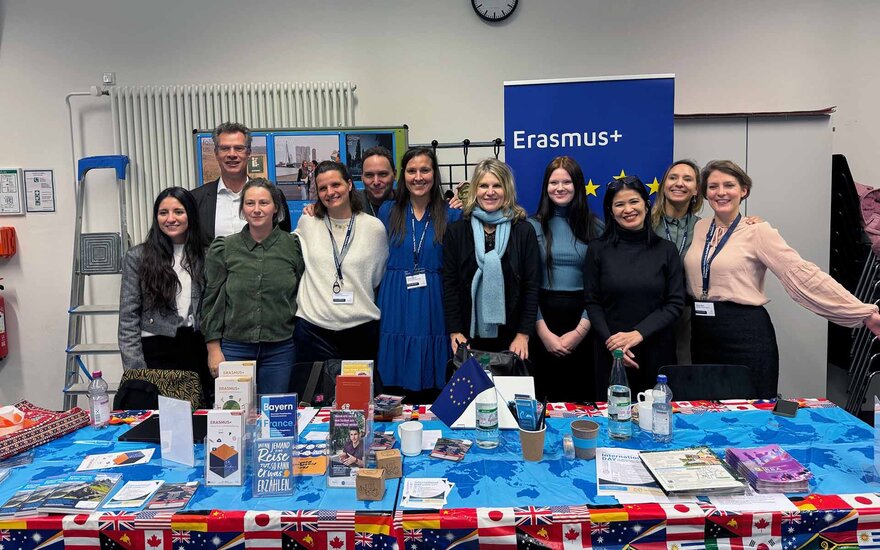 Gruppenfoto von Personen, die beim International Day mitgewirkt haben