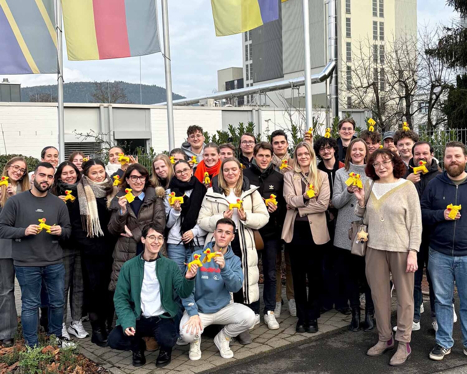 Gruppenfoto auf dem Gelände der Firma Erbacher