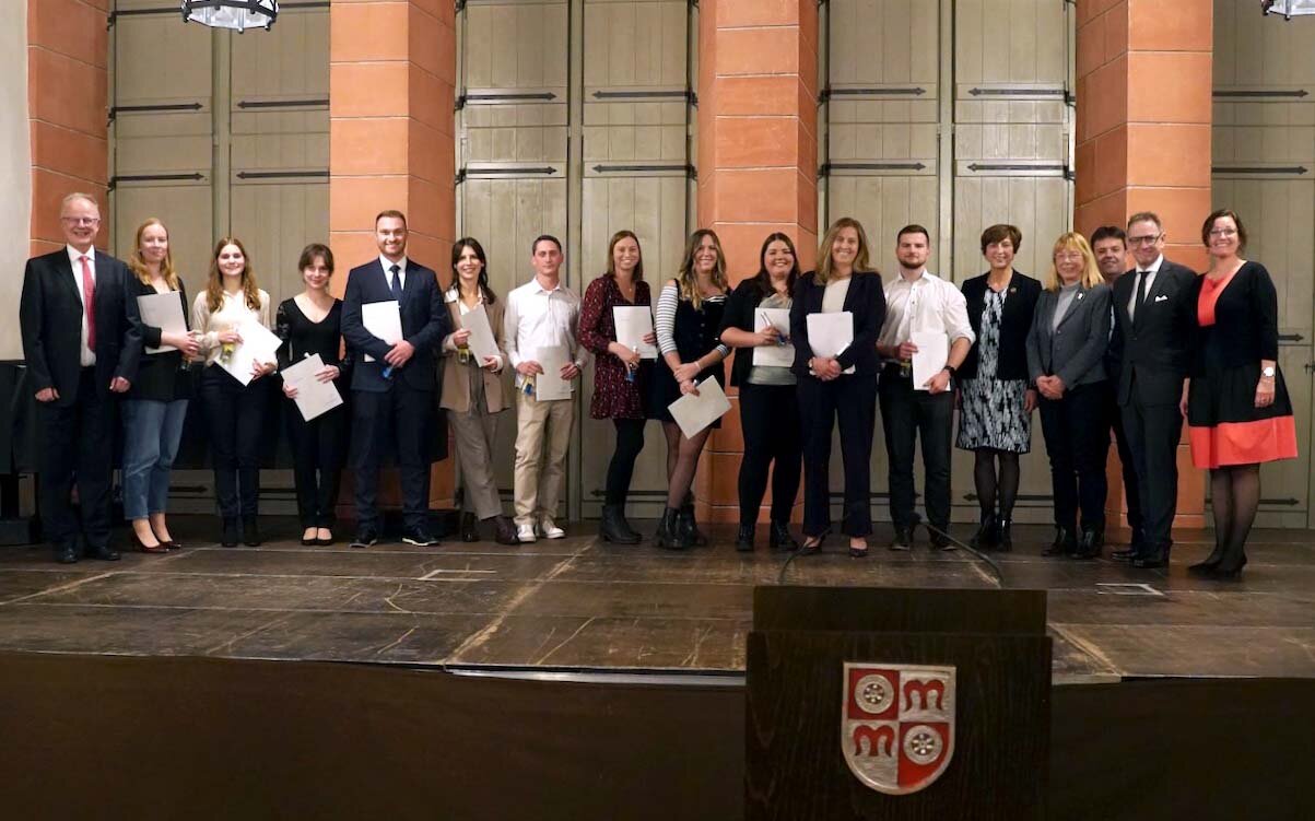 Gruppenfoto der Absolventinnen und Absolventen mit Bürgermeister und Hochschulmitgliedern