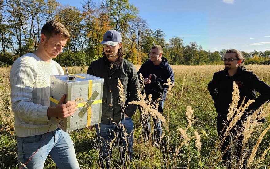 Das Forscherteam überprüft die Sonde nach der Landung.