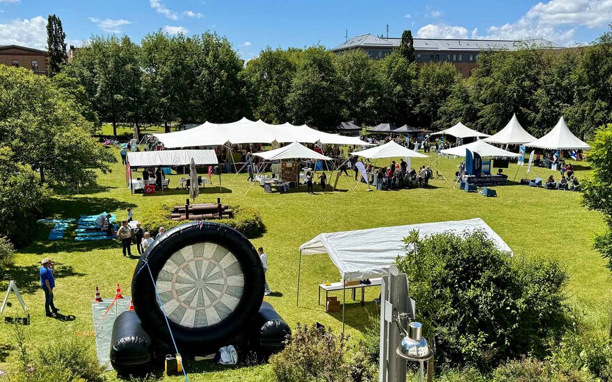 Dronenaufnahme von der Campus Wiese am Open Campus.