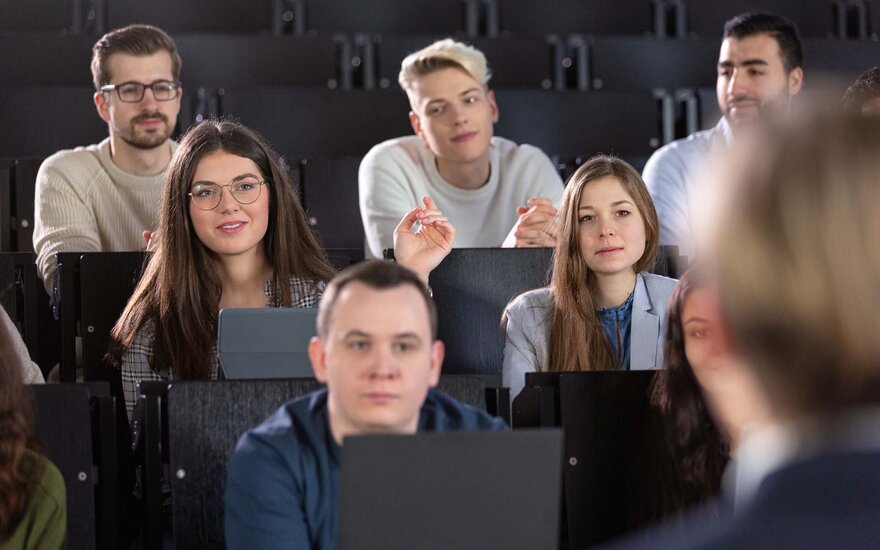 Eine Studentin meldet sich während einer Vorlesung.