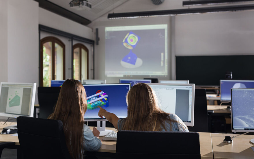 Studentinnen konstruieren im Labor für Konstruktion und CAD ein Produkt mit dem CAD-Programm CATIA V5