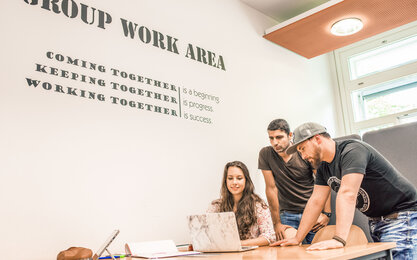 Studierende arbeiten in der Group Area in der Bibliothek