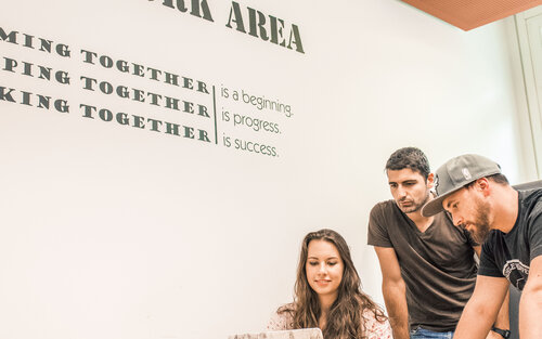 Studierende arbeiten in der Group Area in der Bibliothek