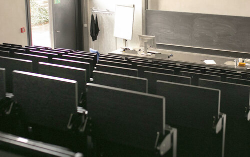 Hörsaal mit ansteigenden Reihen am Campus 1 im Gebäude 40 Raum 007