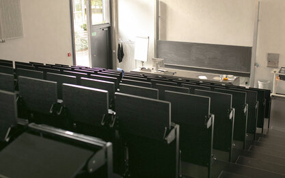 Hörsaal mit ansteigenden Reihen am Campus 1 im Gebäude 40 Raum 007