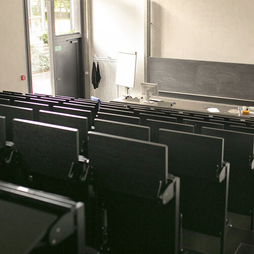 Hörsaal mit ansteigenden Reihen am Campus 1 im Gebäude 40 Raum 007