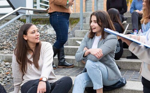 Internationale Austauschstudierende auf dem Campus