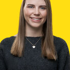 Portrait von Studentin Luzie aus dem Studiengang digitales Immobilienmanagement.