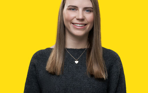 Portrait von Studentin Luzie aus dem Studiengang digitales Immobilienmanagement.