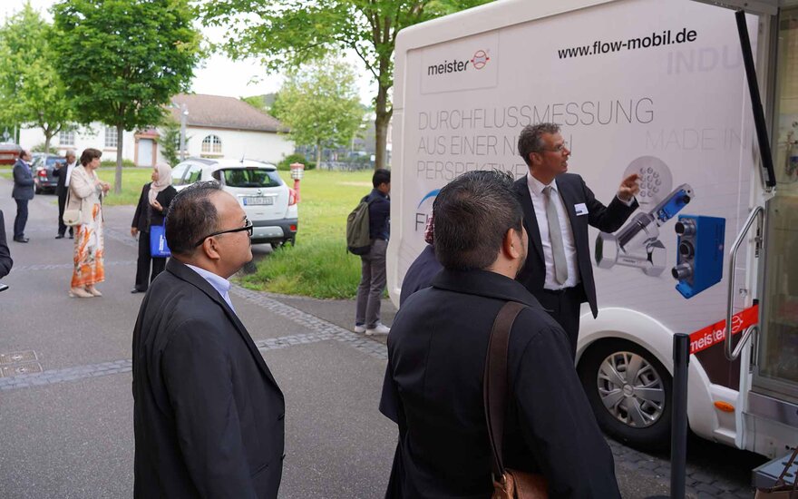 Personen auf dem Campus der TH AB bei der Delegation Malaysia.