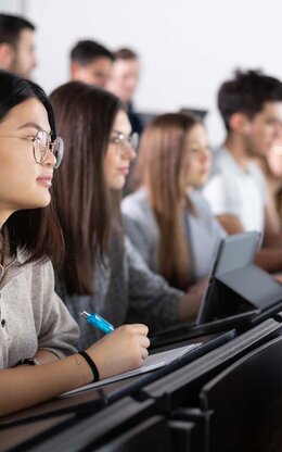 Studierende während einer Vorlesung im Gebäude 40-Seitenansicht