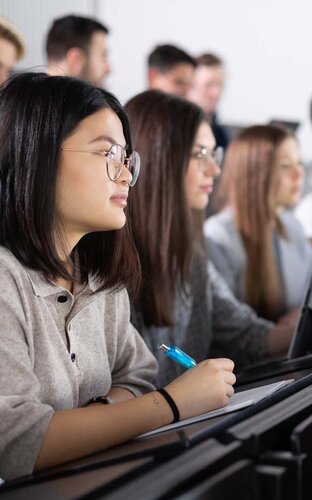 Studierende während einer Vorlesung im Gebäude 40-Seitenansicht