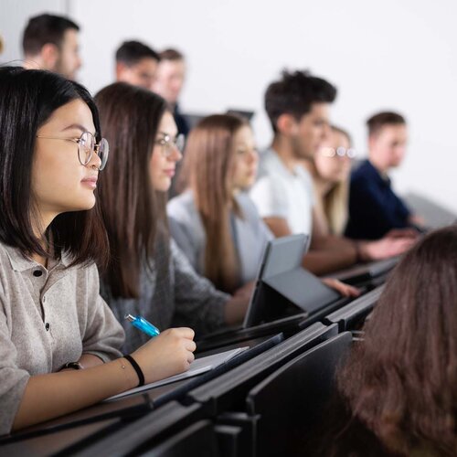 Studierende während einer Vorlesung im Gebäude 40-Seitenansicht