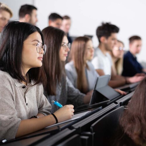 Studierende während einer Vorlesung im Gebäude 40-Seitenansicht