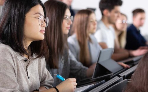 Studierende während einer Vorlesung im Gebäude 40-Seitenansicht