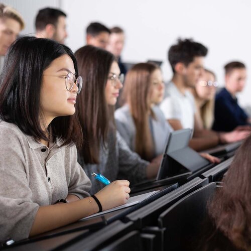 Studierende während einer Vorlesung im Gebäude 40-Seitenansicht