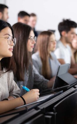 Studierende während einer Vorlesung im Gebäude 40-Seitenansicht