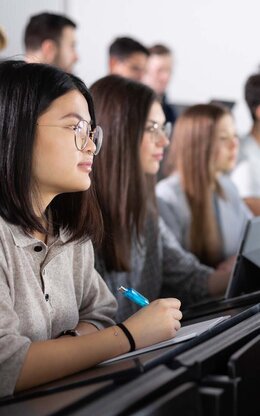 Studierende während einer Vorlesung im Gebäude 40-Seitenansicht