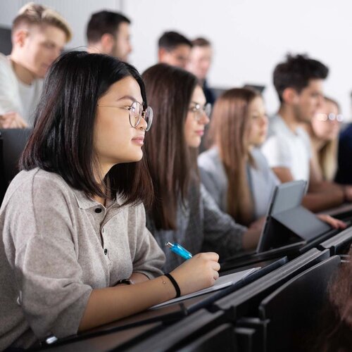 Studierende während einer Vorlesung im Gebäude 40-Seitenansicht