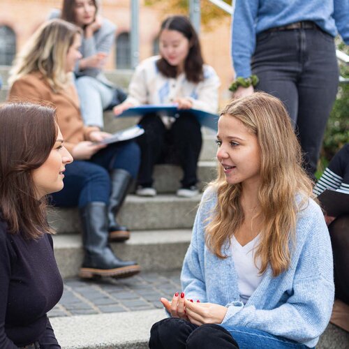 Internationale Austauschstudierende auf dem Campus