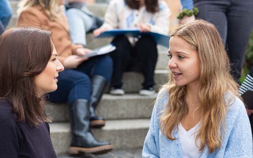 Internationale Austauschstudierende auf dem Campus