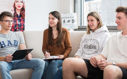 Studierende der Studentenvertretung im SV-Zimmer besprechen sich