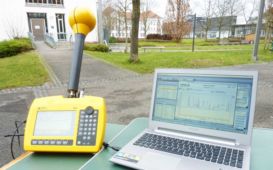 Vor-Ort-Messung der Funkdienste auf dem Campus der TH Aschaffenburg.