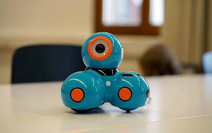 Ein Mini Roboter steht auf einem Tisch.