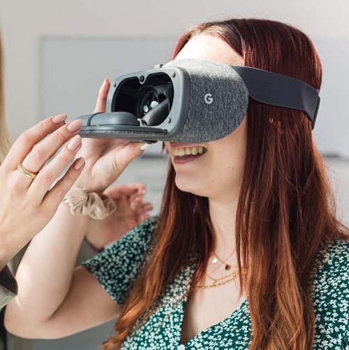 Zwei Studentinnen testen eine Virtual Reality Brille.