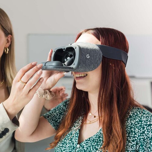 Zwei Studentinnen testen eine Virtual Reality Brille.