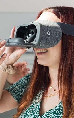 Zwei Studentinnen testen eine Virtual Reality Brille.