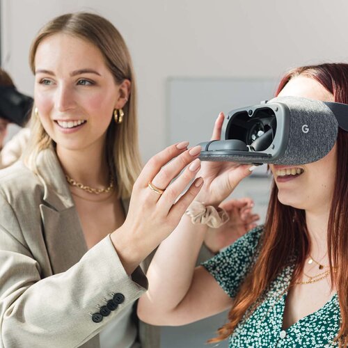 Zwei Studentinnen testen eine Virtual Reality Brille.