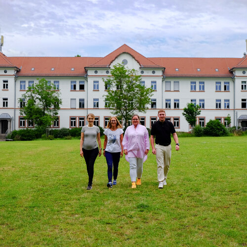 Team der Fakultät Gesundheitswissenschaften läuft über die Campuswiese