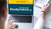 Ein Student sitzt vor einem Laptop, auf dem die Website und das Logo von StudyCheck zu sehen ist