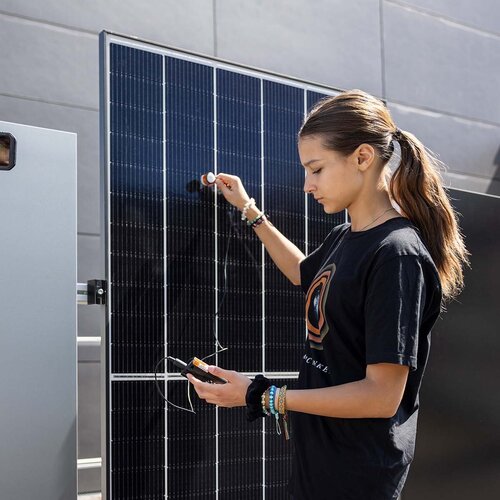 A student at Aschaffenburg UAS measures the radiance of a photovoltaic module