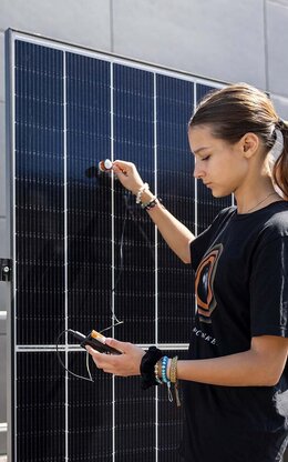 A student at Aschaffenburg UAS measures the radiance of a photovoltaic module