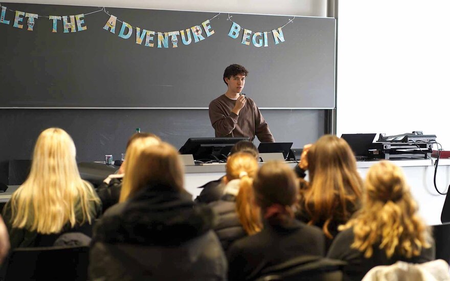 Ein Student hält einen Vortrag vor Studierenden beim International Day