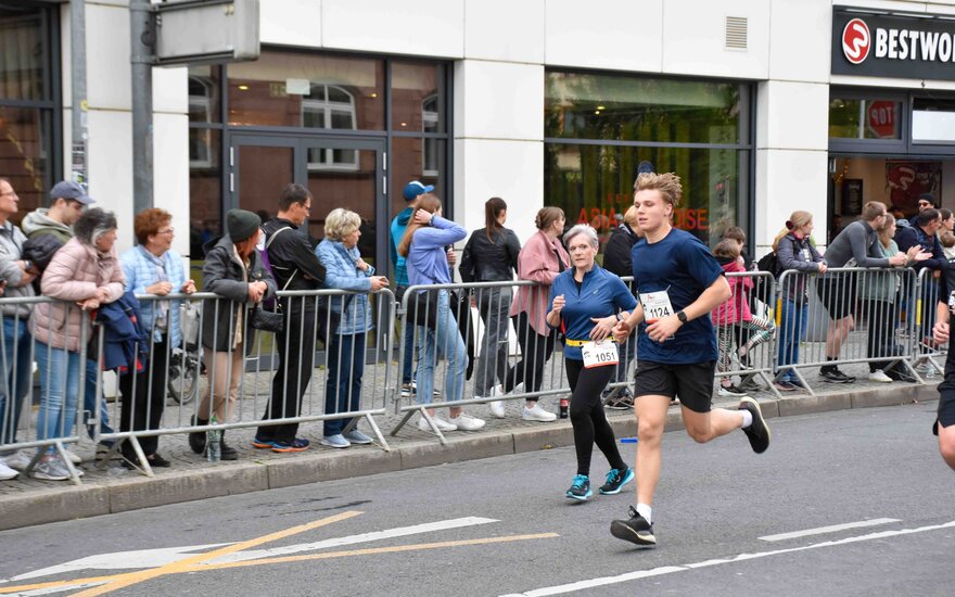 Ein Student rennt beim Citylauf in Aschaffenburg die Straße entlang.