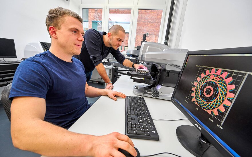 Promovierende des ZeWiS während der Charakterisierung von 3D-gedruckten Komponenten.