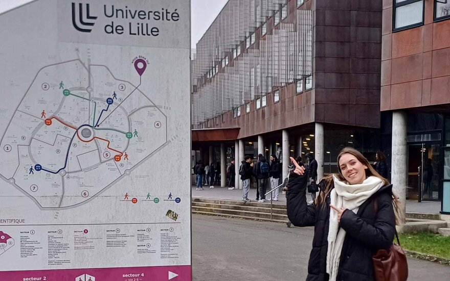 Impressionen vom Auslandsstudium in Lille - Studentin vor der Universität