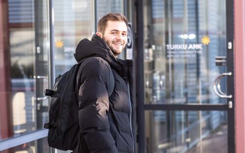 Ein Student der TH AB auf dem Campus in Turku