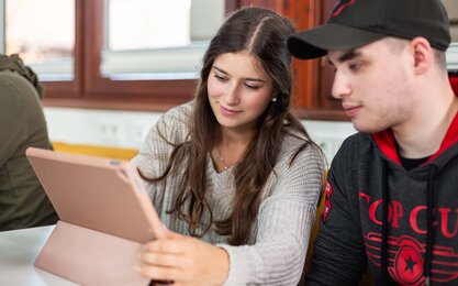 Zwei Studierende arbeiten an einem Tablet-Nahaufnahme-Seitenansicht.