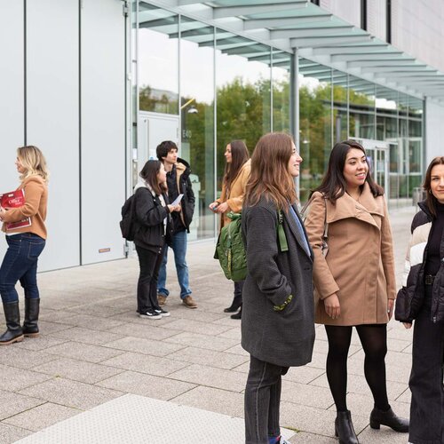 Internationale Austauschstudierende auf dem Campus