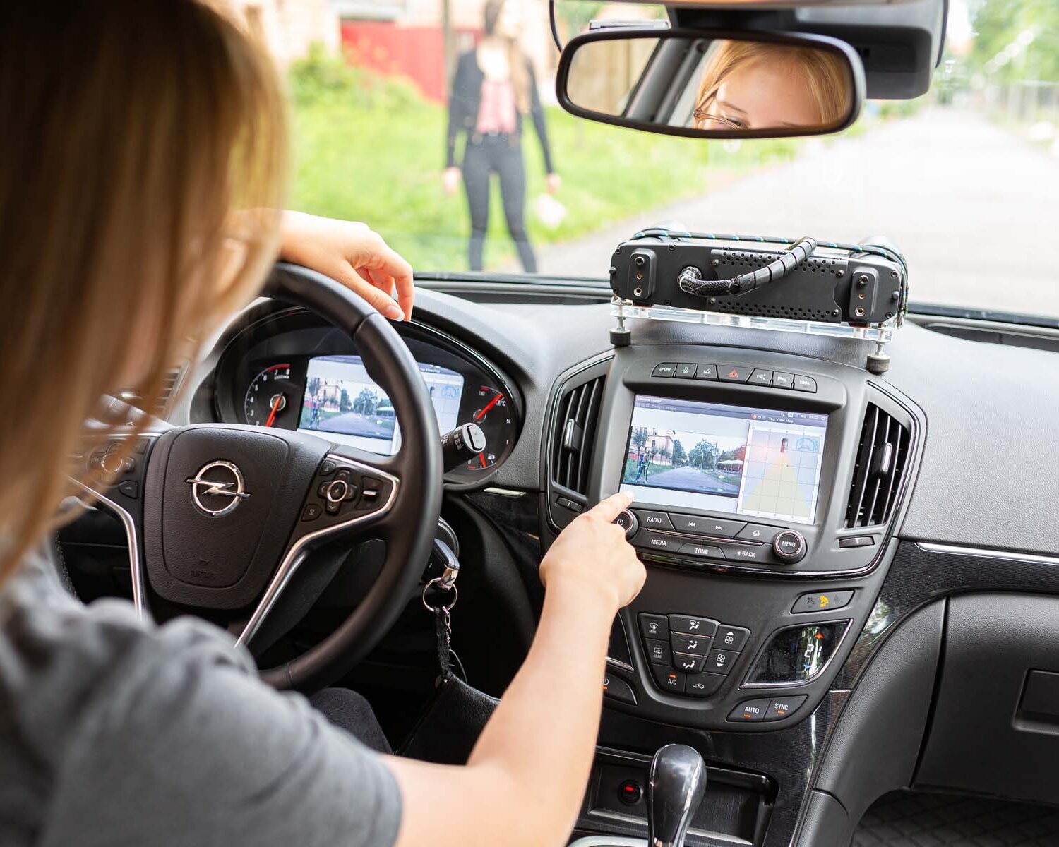 A student sits in a research vehicle at the TH Aschaffenburg.