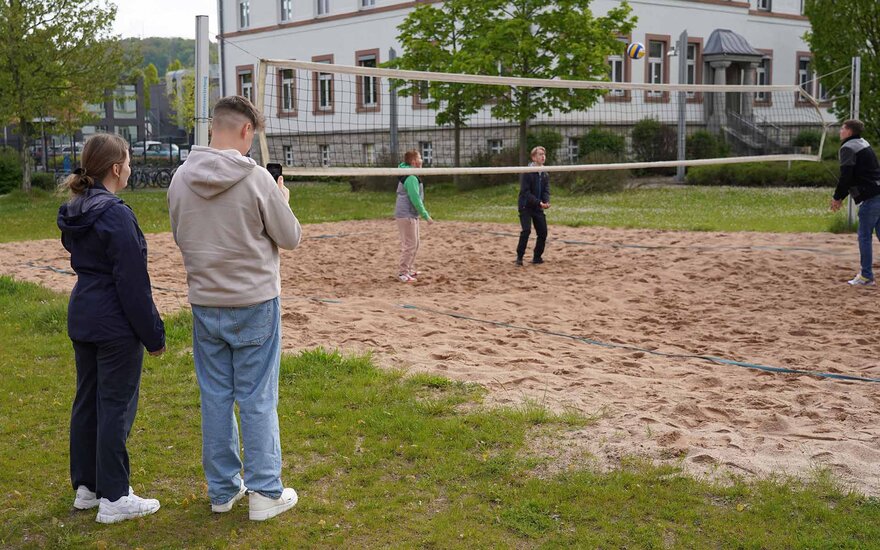 Mädchen und Jungs spielen Volleyball auf dem Campus der TH AB.