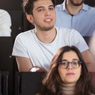 Mehrere Studierende in einem Hörsaal während einer Vorlesung in Frontalansicht